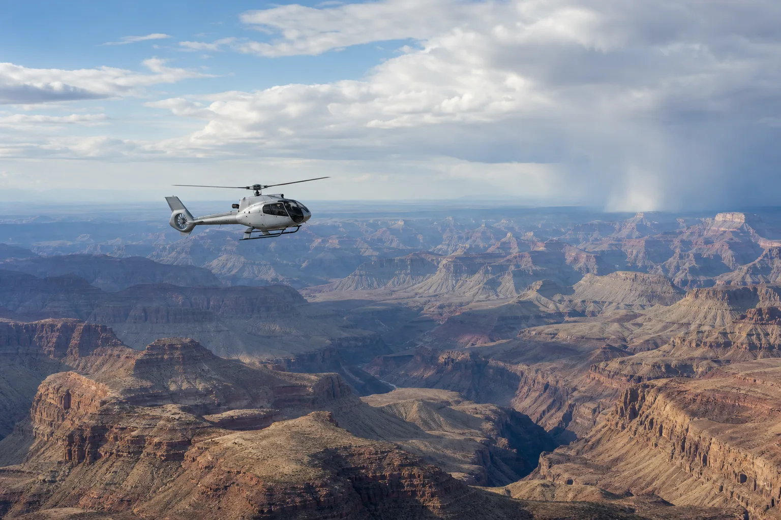 En omärkt helikopter flyger över en vidsträckt kanjon i amerikanska sydvästern