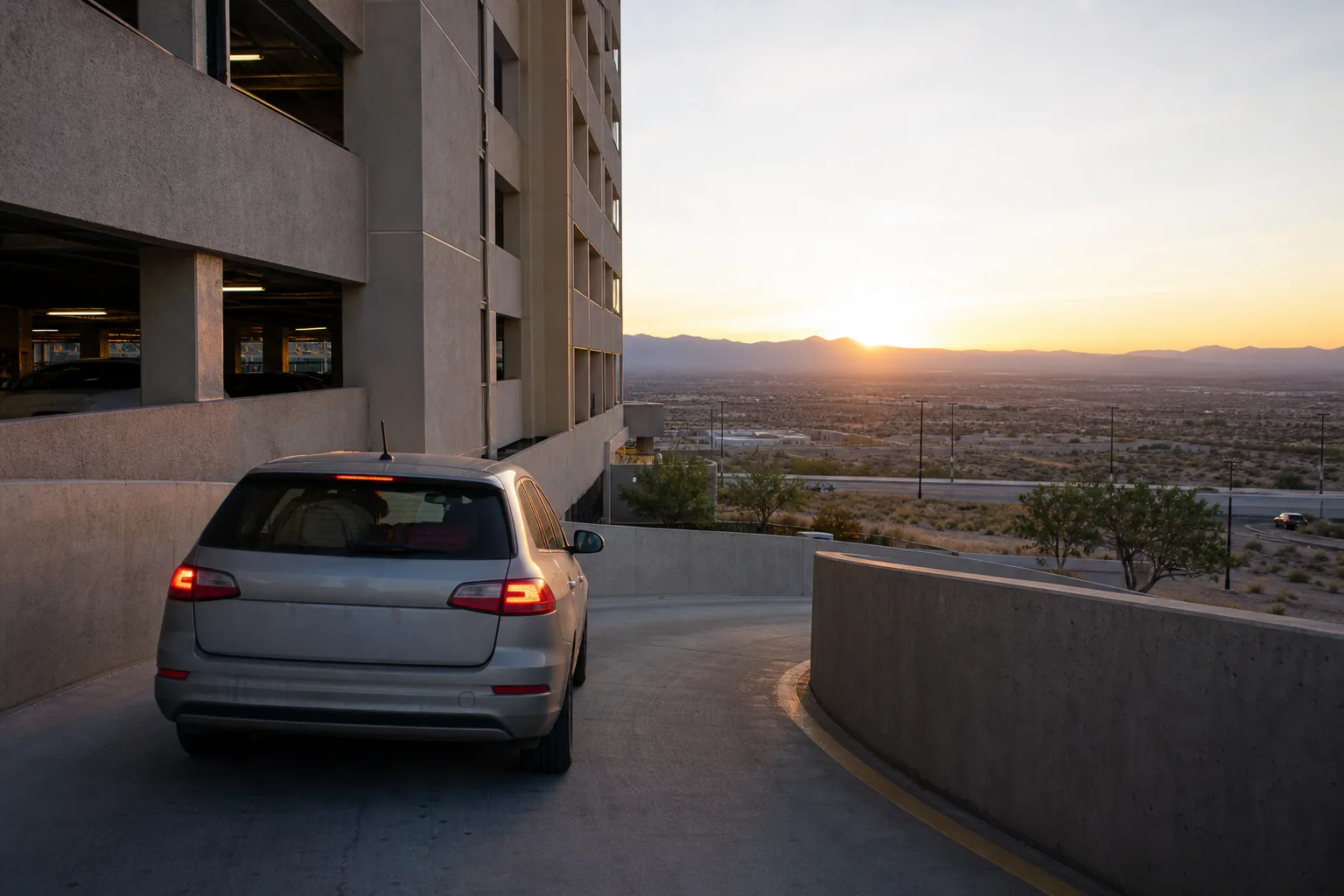 Hyrbil lämnar ett hotellgarage i Las Vegas tidigt på morgonen