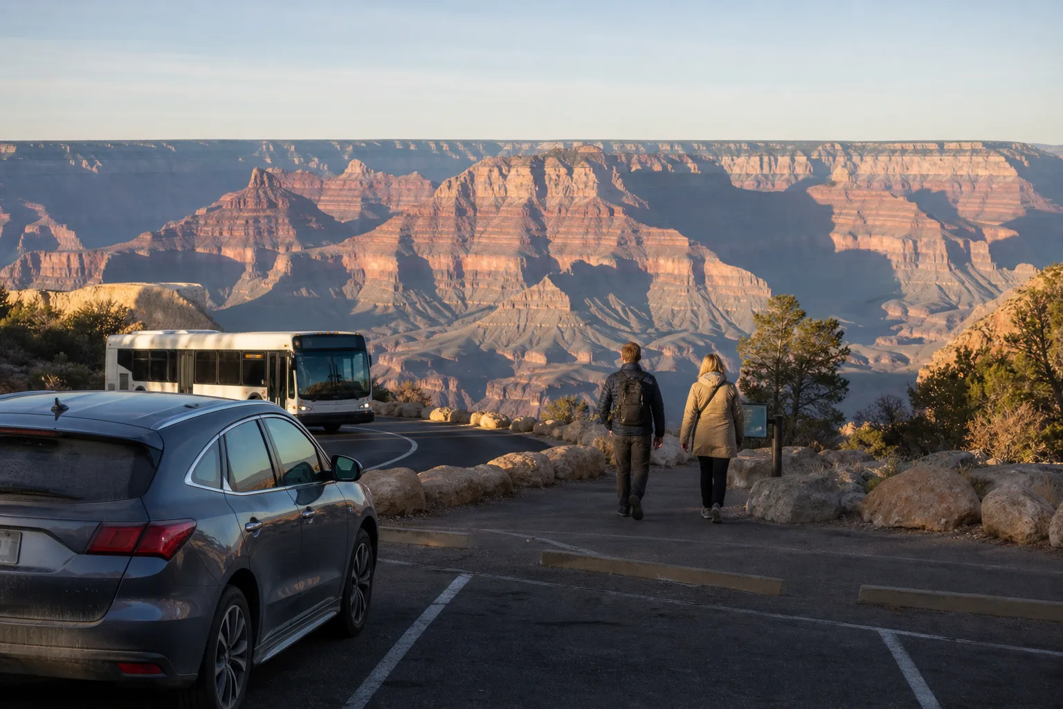 Bil och parkshuttle vid en canyonutsikt inför en planerad parkdag