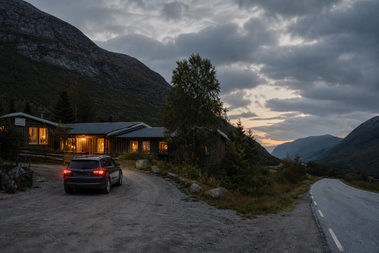 Hyrbil anländer till ett hotellstopp längs en lång amerikansk väg