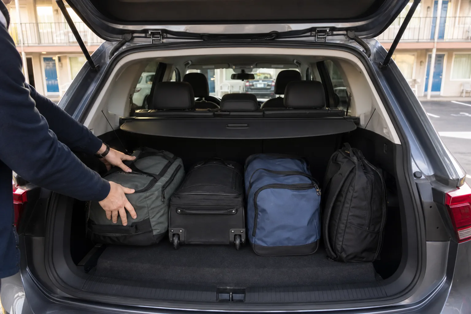 Mjuka resväskor packas under insynsskyddet i en hyrbils bagageutrymme